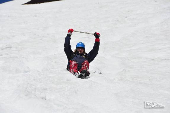 Pura diversão na descida das encostas geladas do vulcão Villarrica, na região de Pucón, no sul do Chile